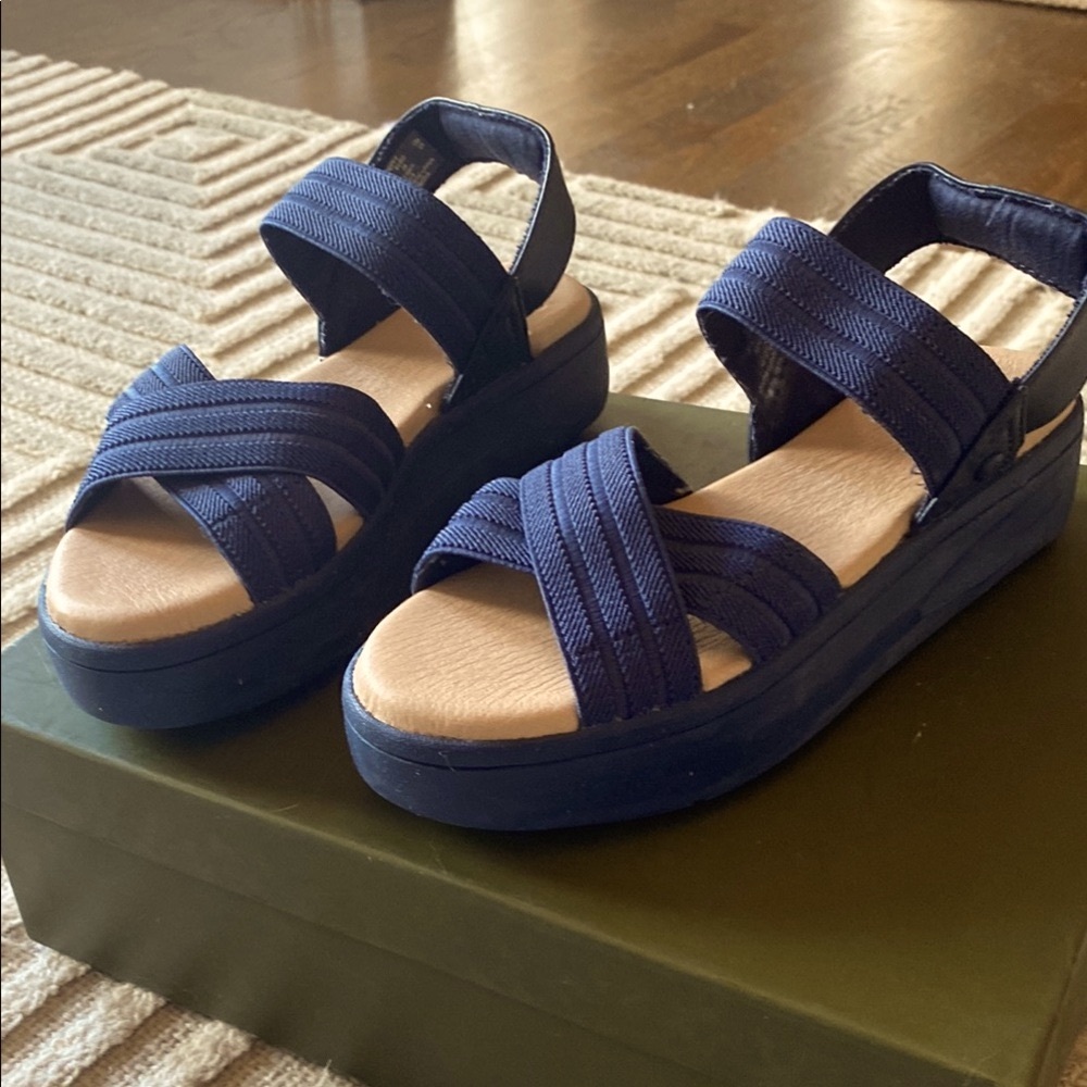 NWOT - Sperry Bayou Plushstep Navy Sandals.
